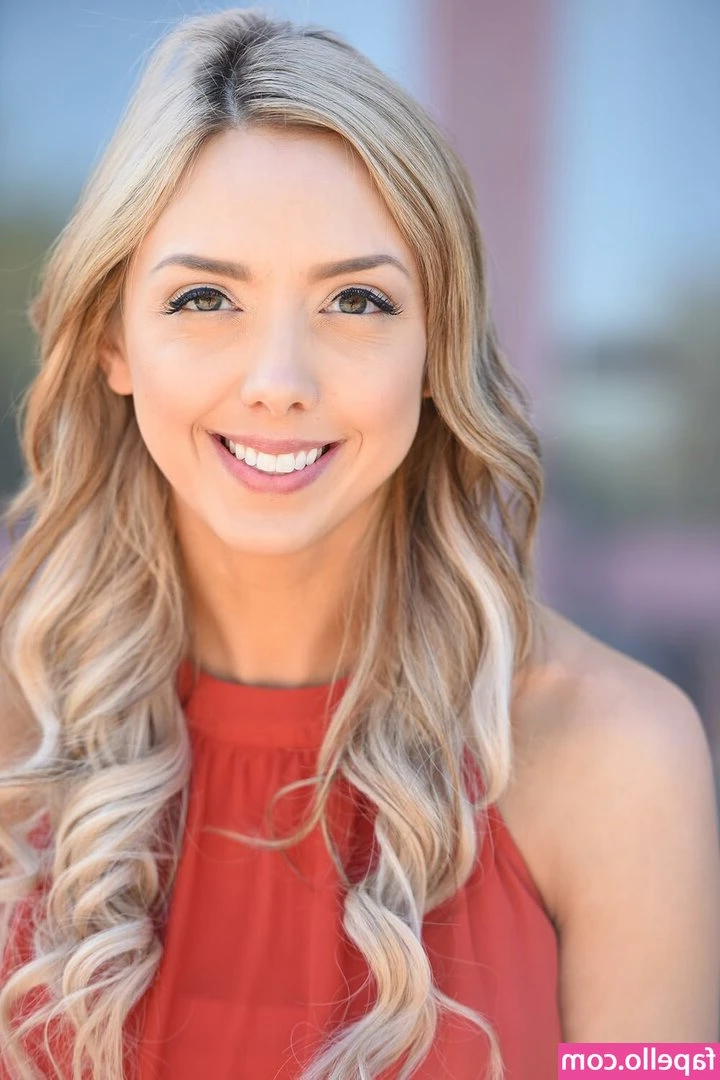Laura Dennis [ laura-dennis ] - Is this enough to turn you into an ass guy? 😈   ... or do you need