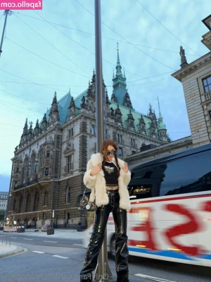 Hanna Ginger [ hanna-ginger ] - Hey everyone! This is pre-vacation Amber letting you know that for