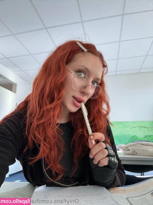Hanna Ginger [ hanna-ginger ] - RIPPING MY PANTYHOSE CLIP