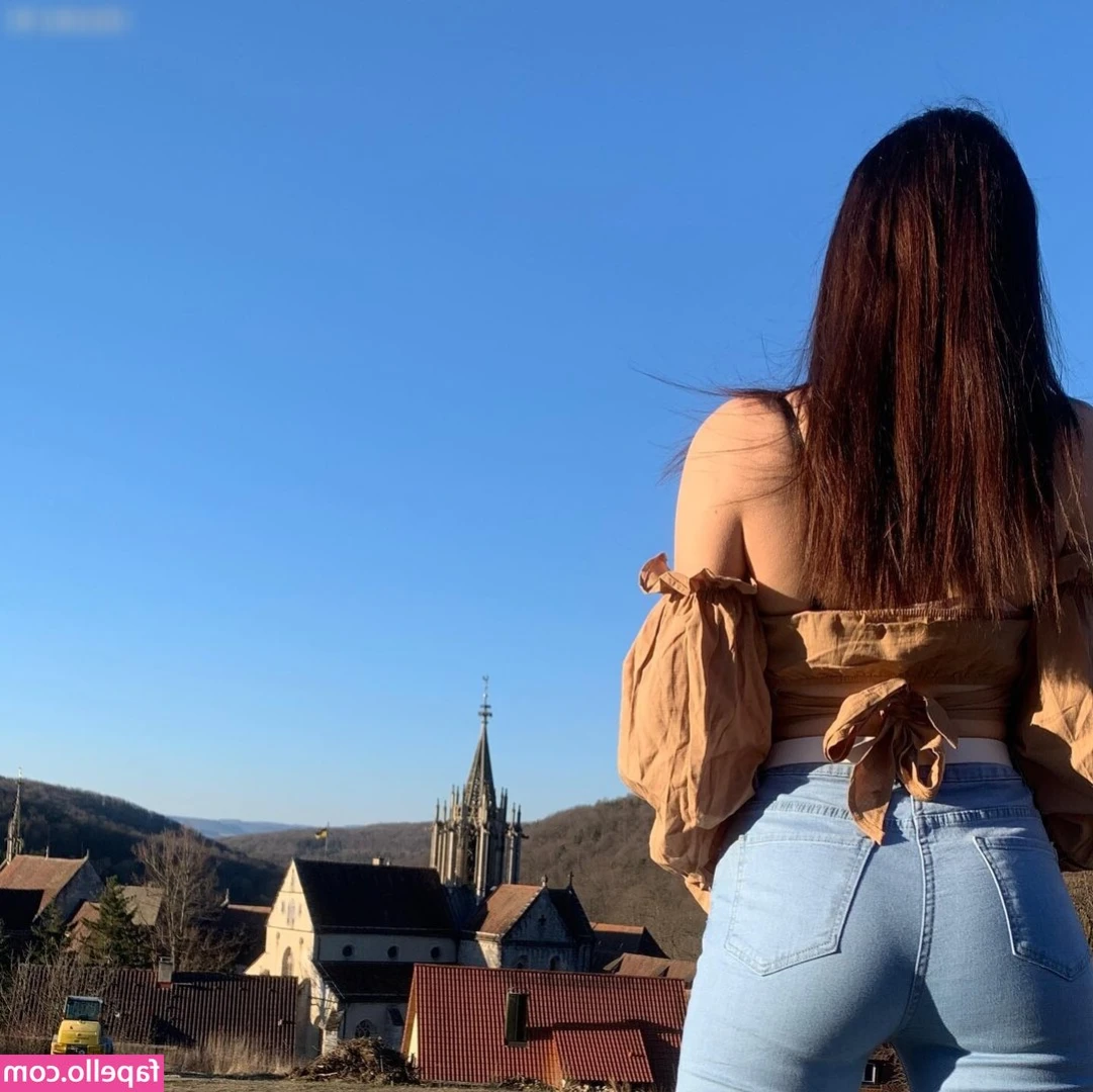_fiona.rlt_ [ fiona-rlt ] - come and see me in the back of the club for a more private dance ;)