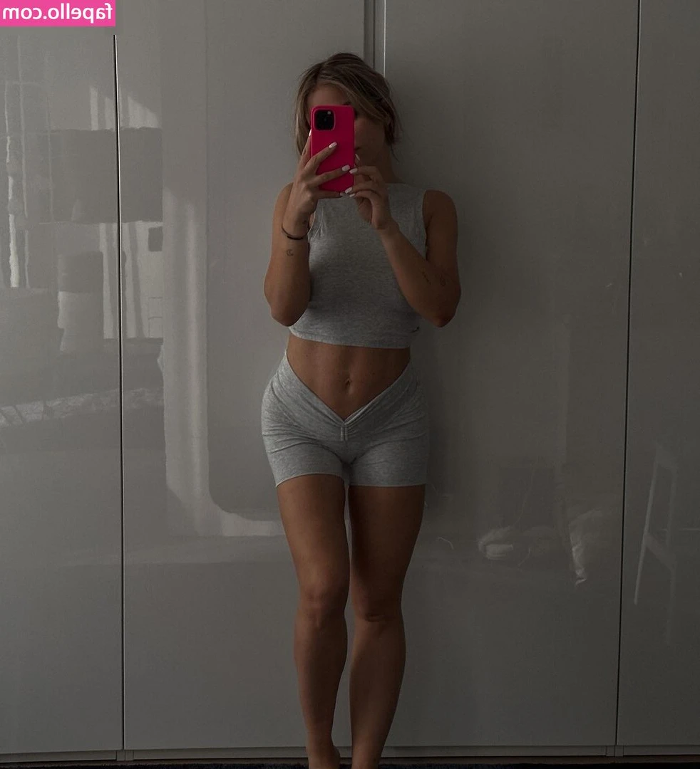 Kim Gloss [ kim-gloss ] - Back on my Tik tok game hehe go follow me! Link in bio