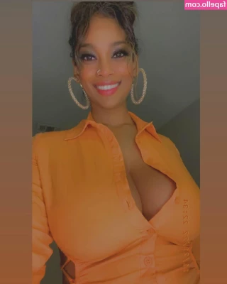 Stephanie Singh [ stephanie-singh ] - Happy Saturday  Join me and 2 hot babes for a sexy threeway to start