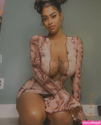 Stephanie Singh [ stephanie-singh ] - i m just here to make you stop and stare