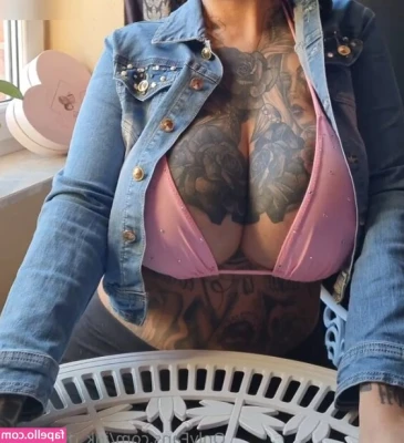 lana_ink [ lana-ink ] - With my hair up in a ponytail, I'm ready for anything 🤭