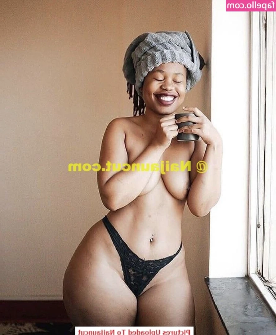 xolisile - I bet you want to smack it don't you? 😏