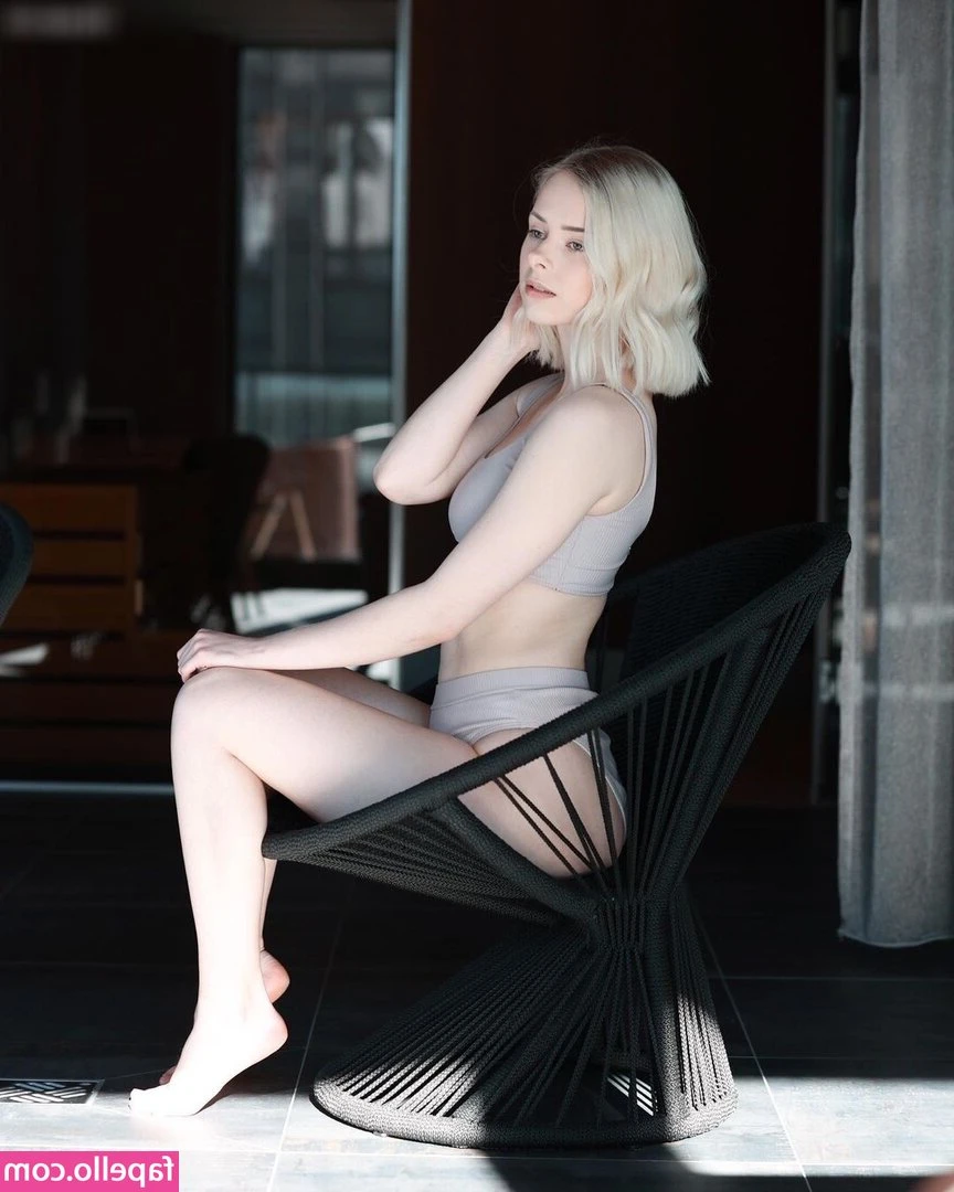 Lorena Kirchhoffer [ lorena-kirchhoffer ] - You wouldn’t look up my skirt, would you?