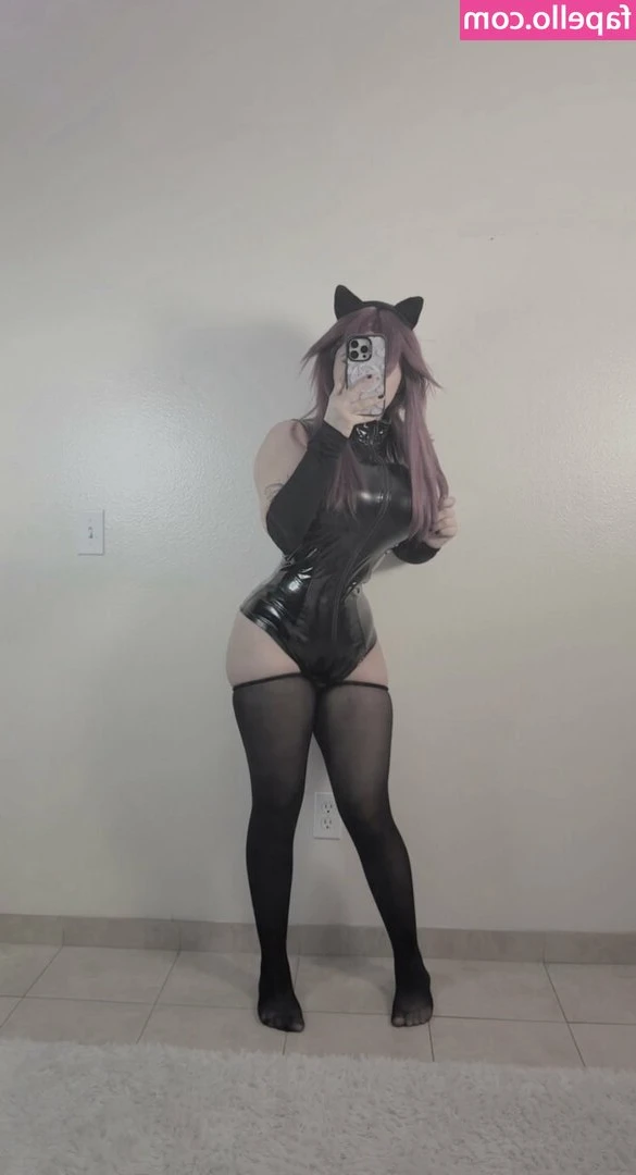 Cyrsku - Here’s an outtake from the Christmas shoot 🤣. Full set will be