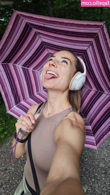 Viktoria Fischer [ viktoria-fischer ] - I made a 3-4 minute solo scene today but then my hotel phone rang and