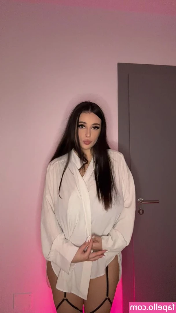 lovebabysarahhh - Lady in Red.