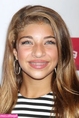 Gia Giudice [ gia-giudice ] - Just holding a dick 😇