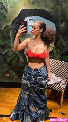 Sarina - Get the uncensored pics in your DMs