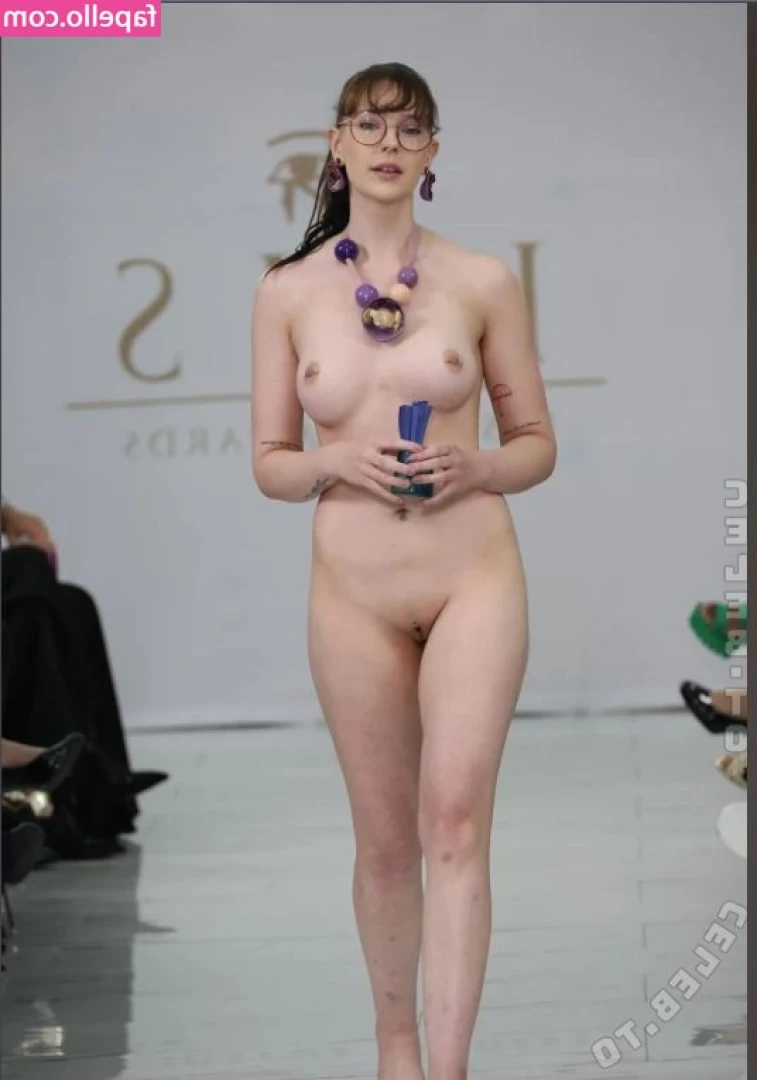 Isis Fashion Award [ isis-fashion-award ] - Good morning!  * I know, my mirror is still dirty 😅😱
