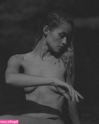 Mogli - 😱OMG!! Her photos are on SALE!!🥵 You better get them