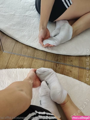 Fitnessgirl of socks [ fitnessgirl-of-socks ] - Tippy toes 😘