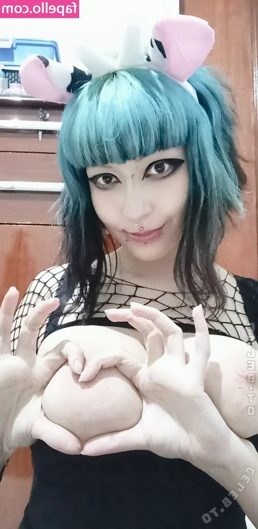 Alinorac Chan [ alinorac-chan ] - Just a little stripping without my wrist brace. Hopefully, this thing
