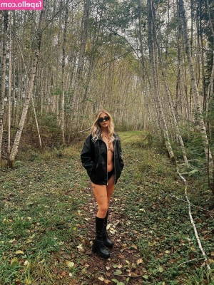 Emily Brooks [ emily-brooks ] - Do you like this color on me?
