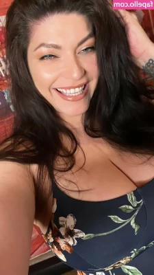 Shelly Martinez [ shelly-martinez ] - Cute outfit...but it looks better on the floor ;-)