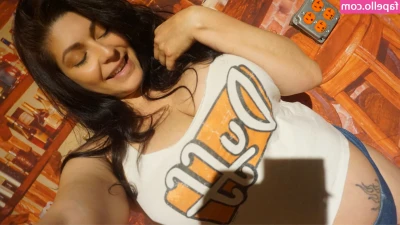 Shelly Martinez [ shelly-martinez ] - Que piensan sobre hacer el amor bajo el agua? A mi me vuelve loca la