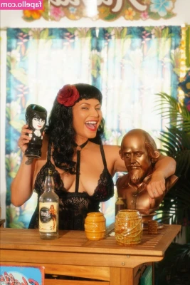 Shelly Martinez [ shelly-martinez ] - A lil ribbon Wrapped around me for your Valentines Present?