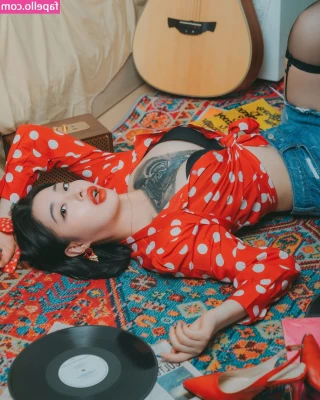 Seolhwa - I'll spread my legs if you get your tongue out. 👅