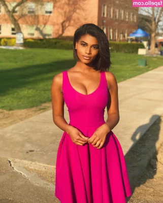 Taylor Rooks [ taylor-rooks ] - A little up close