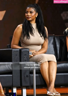 Taylor Rooks [ taylor-rooks ] - Me giving my girl back shots