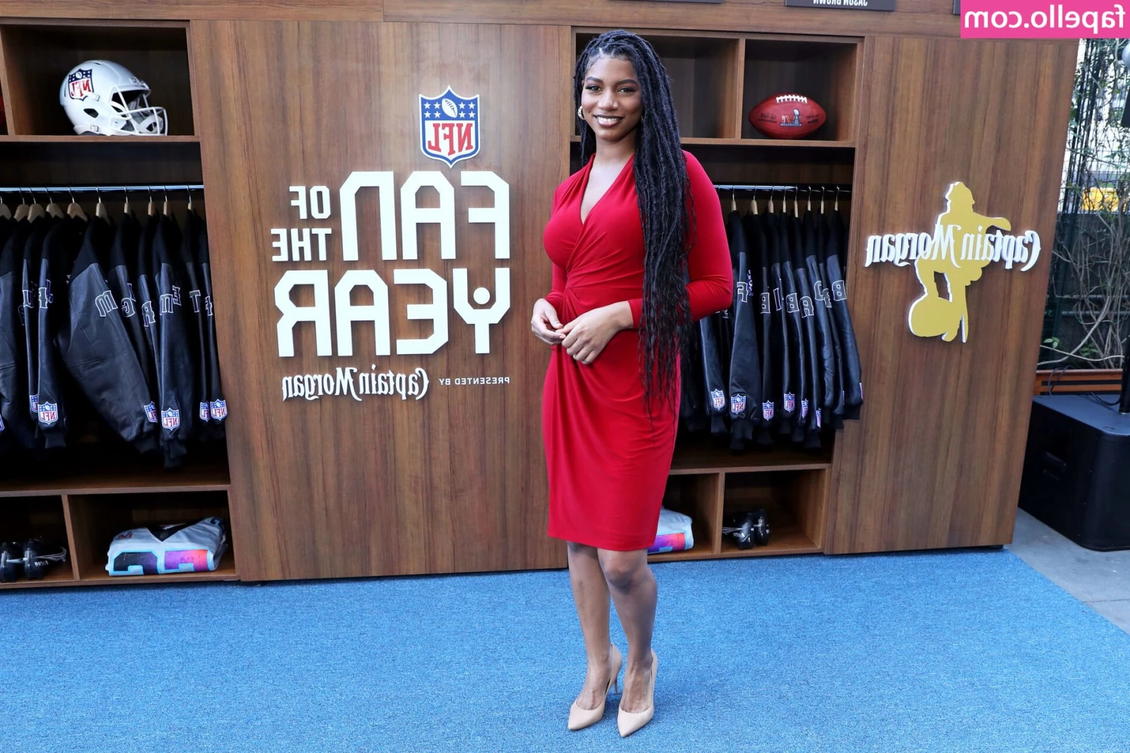Taylor Rooks [ taylor-rooks ] - Bones  muscles  and curves  It almost looks like I m carved out of