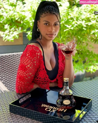 Taylor Rooks [ taylor-rooks ] - Your student is ready for a trip 🤓 I packed only the necessary