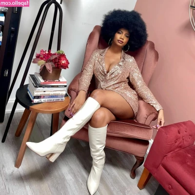 Taylor Rooks [ taylor-rooks ] - Foot Rubs