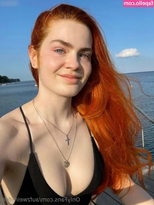 Ricarda Losch [ ricarda-losch ] - Jiggling and releasing the tiddies 🤭😜