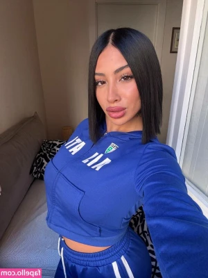 Leylaamari - I havent shown my feet in a while 🥺 Sending an oiled up booty pic