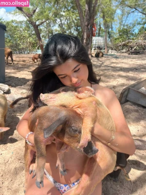 Sara Echeagaray [ sara-echeagaray ] - Is it hump day already?