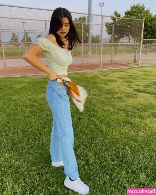 Sara Echeagaray [ sara-echeagaray ] - DUDE - is that a BEE on my camera?!?! HAHA just a short dumb clip.