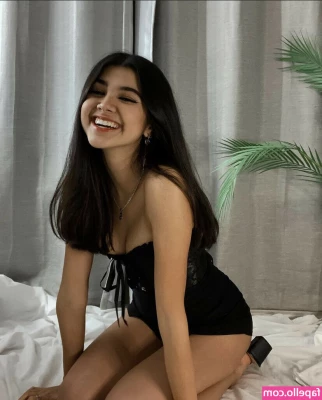 Sara Echeagaray [ sara-echeagaray ] - Having to smoke outside is so lame