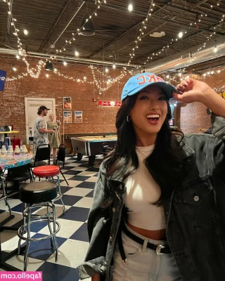 Gabby.hua [ gabby-hua ] - It took onlyfans 40 minutes to send today's video to ya'll's dms...