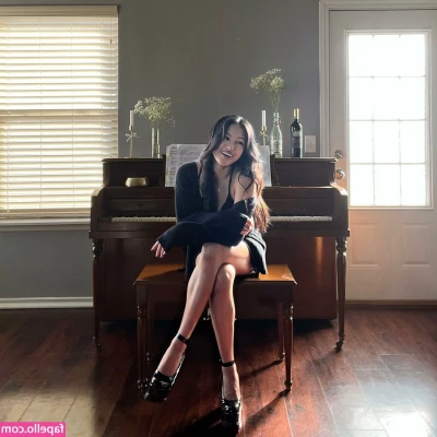 Gabby.hua [ gabby-hua ] - Girl next door type walking on her tippy toes and flexing her huge 17