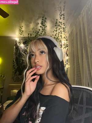 Gabby.hua [ gabby-hua ] - What’s the naughtiest thing you want to do to me? 💦💦💋