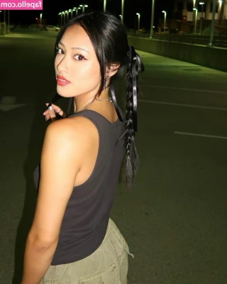 Gabby.hua [ gabby-hua ] - Aye bro we should chill and watch a movie   Us  2mins in the movie  