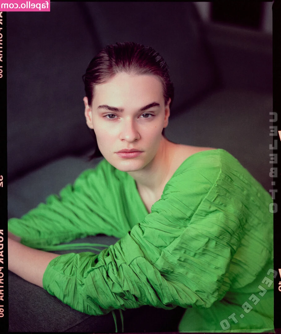 Elizaveta Minyaeva [ elizaveta-minyaeva ] - Come in the water is so nice 😘😘I took nude pics in the pool