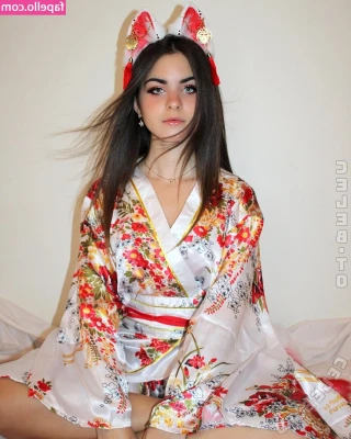 Giorgia Castelli [ giorgia-castelli ] - Posing for a photoshoot 😳