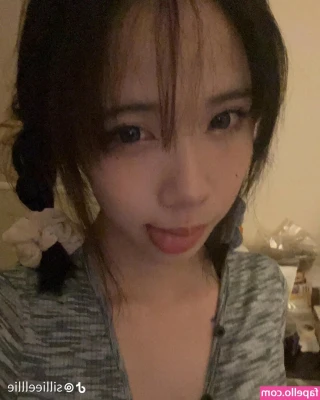 vellezy - Lol this is me being silly in the bathroom, do enjoy😚