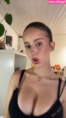 Daniela Nuez [ daniela-nuez ] - Any one who tips $9 will get a little naked dancing tease 😈