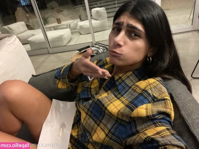 miakhalifa - Subscribe to me for pretty much any content   if it s not up  you can