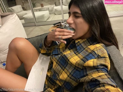 miakhalifa - Doing some car camping this weekend