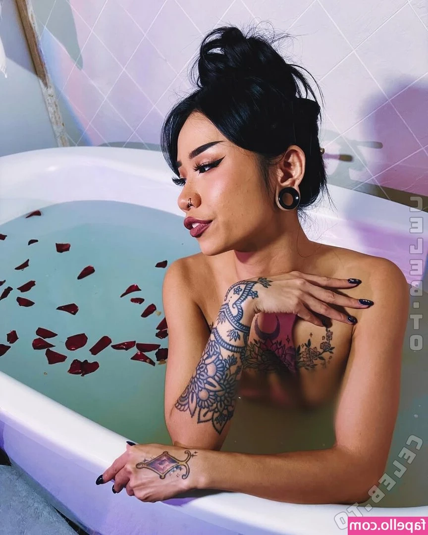 Raine Lee [ raine-lee ] - 5 minutes & 46 seconds of me fucking my horny little cunt until I