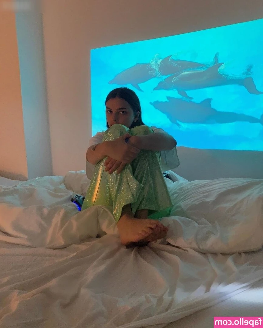 Benita Banu [ benita-banu ] - Before shower strip tease for ya 😋😜😏🤪 All tips