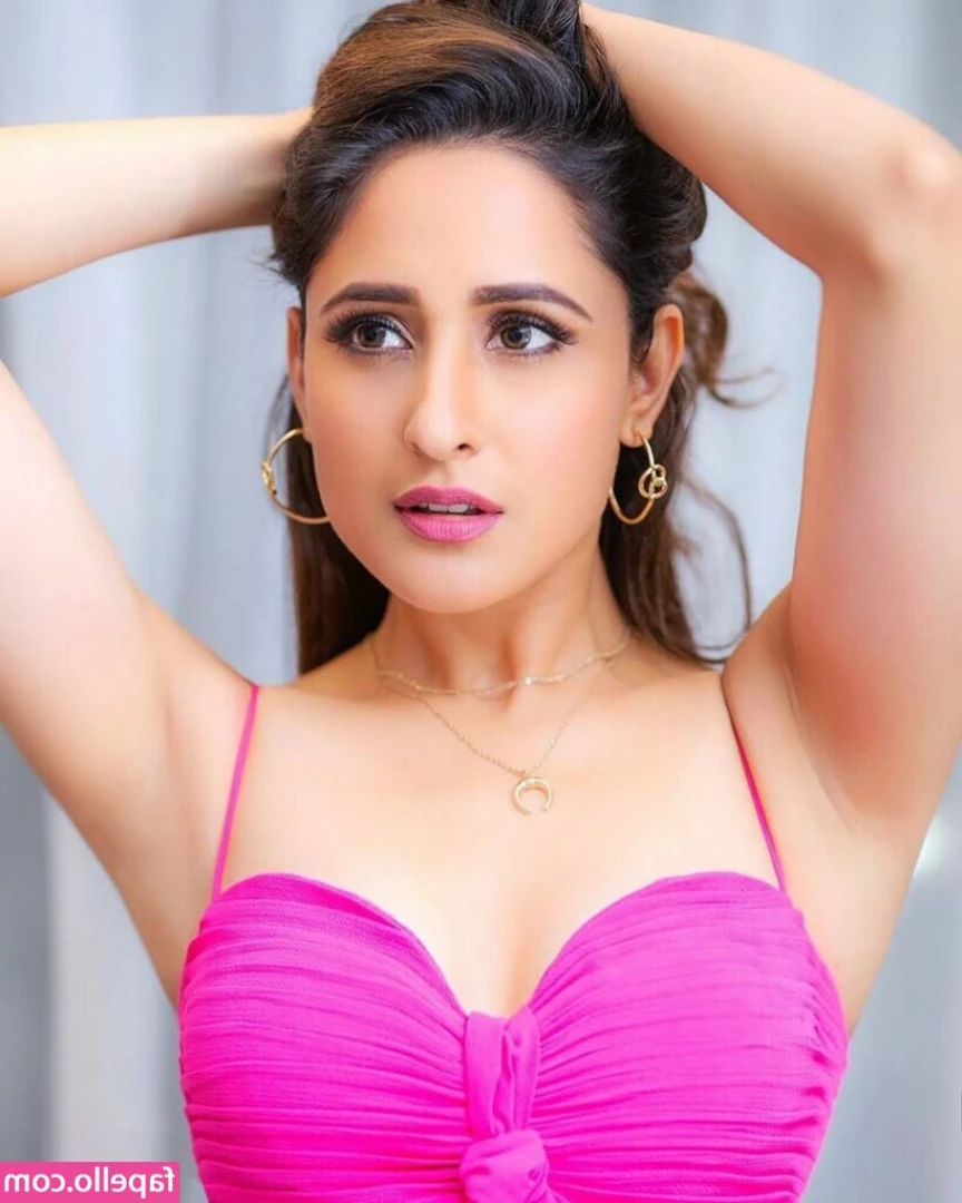 Pragya Jaiswal [ pragya-jaiswal ] - hi new people :3 🖤💗🖤