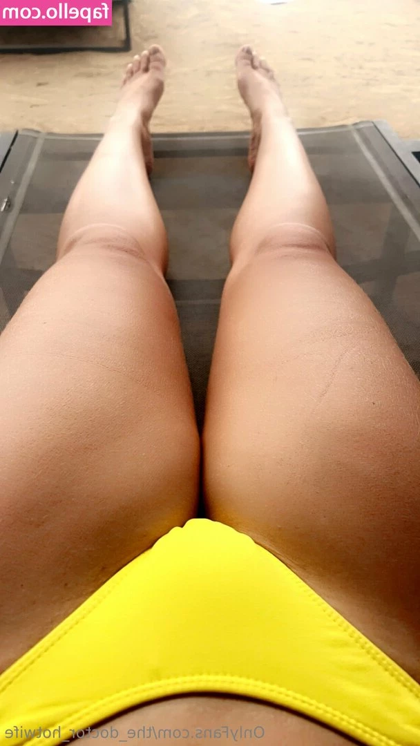 the_doctor_hotwife [ the-doctor-hotwife-1 ] - Just a little booty appreciation post! 🍑 You're welcome 😉 Now