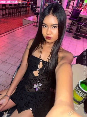 Mali Wan [ mali-wan ] - Fuck me Friday is in FULL effect tonight! Who’s having fun with