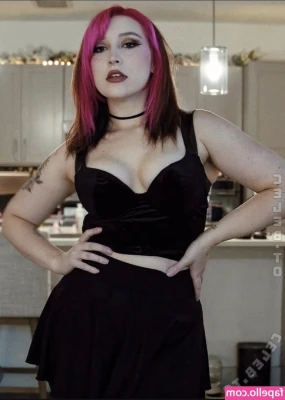 Queen Manda [ queen-manda ] - ready to be taken